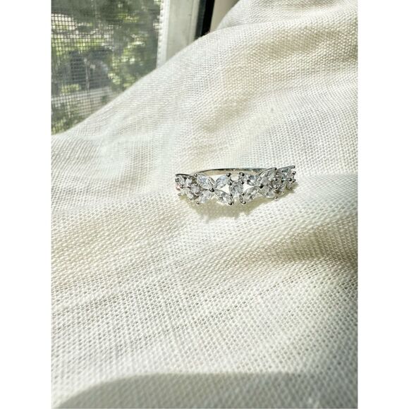 Victoria flower cubic zirconia ring size 10 ￼ - Picture 1 of 3